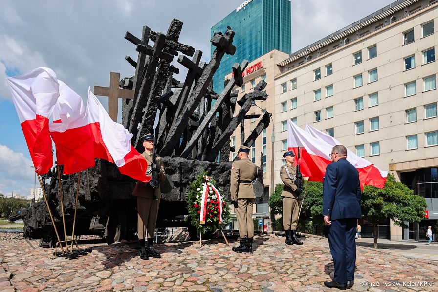 0009_Doradca Jan Józef Kasprzyk_Uroczystości przy Pomniku Poległym i Pomordowanym na Wschodzie_11-08-2026_PK1_0656.jpg