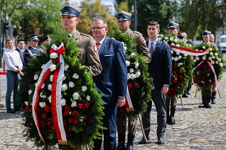 0008_Doradca Jan Józef Kasprzyk_Uroczystości przy Pomniku Poległym i Pomordowanym na Wschodzie_11-08-2026_PK2_5973.jpg