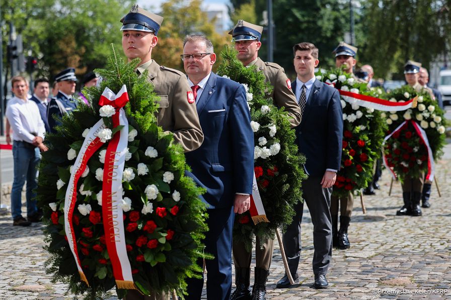 0008_Doradca Jan Józef Kasprzyk_Uroczystości przy Pomniku Poległym i Pomordowanym na Wschodzie_11-08-2026_PK2_5973.jpg