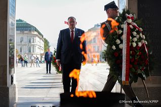 002_Doradca Jan Józef Kasprzyk_Złożenie wieńca przy grobie nieznanego żołnierza_11-08-2026_MB_24118.jpg.JPG