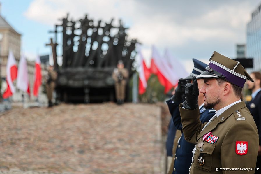 0002_Doradca Jan Józef Kasprzyk_Uroczystości przy Pomniku Poległym i Pomordowanym na Wschodzie_11-08-2026_PK2_5842.jpg