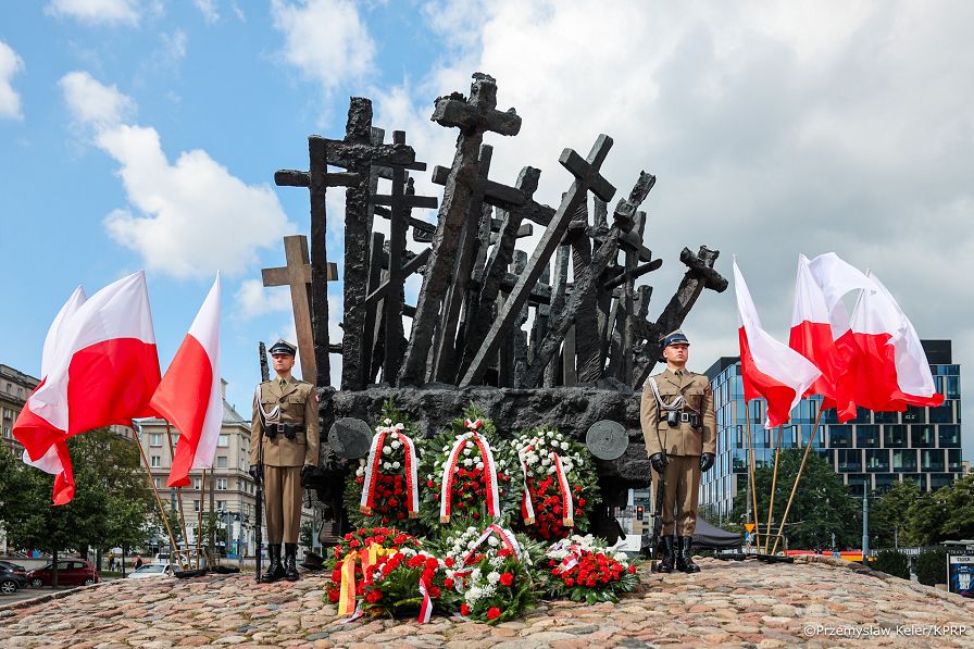 0010_Doradca Jan Józef Kasprzyk_Uroczystości przy Pomniku Poległym i Pomordowanym na Wschodzie_11-08-2026_PK1_0689.jpg