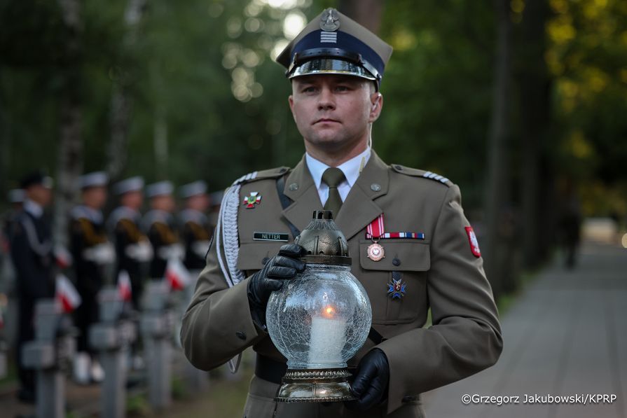 016_Prezydent Karol Nawrocki_Apel Pamięcipod Pomnikiem Poległym 1920 roku_14-08-2026_LB_29554.jpg.JPG