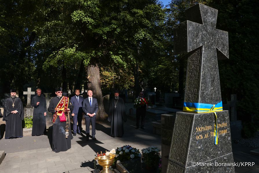 002_Minister Wojciech Kolarski_Złożenie wieńców na grobach przed Świętem Wojska Polskiego_14-08-2026_MB_18327.jpg.JPG