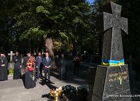 002_Minister Wojciech Kolarski_Złożenie wieńców na grobach przed Świętem Wojska Polskiego_14-08-2026_MB_18327.jpg.JPG