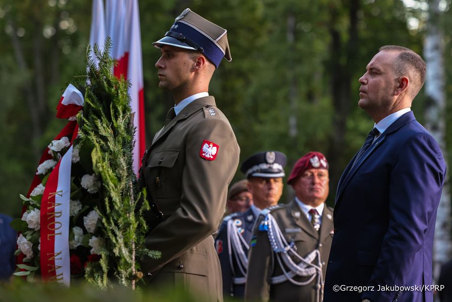 018_Prezydent Karol Nawrocki_Apel Pamięcipod Pomnikiem Poległym 1920 roku_14-08-2026_LB_29931.jpg.JPG