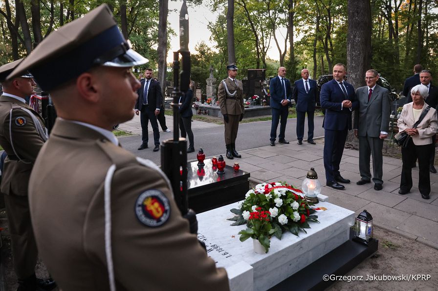 023_Prezydent Karol Nawrocki_Apel Pamięcipod Pomnikiem Poległym 1920 roku_14-08-2026_1S5A2277.jpg.JPG