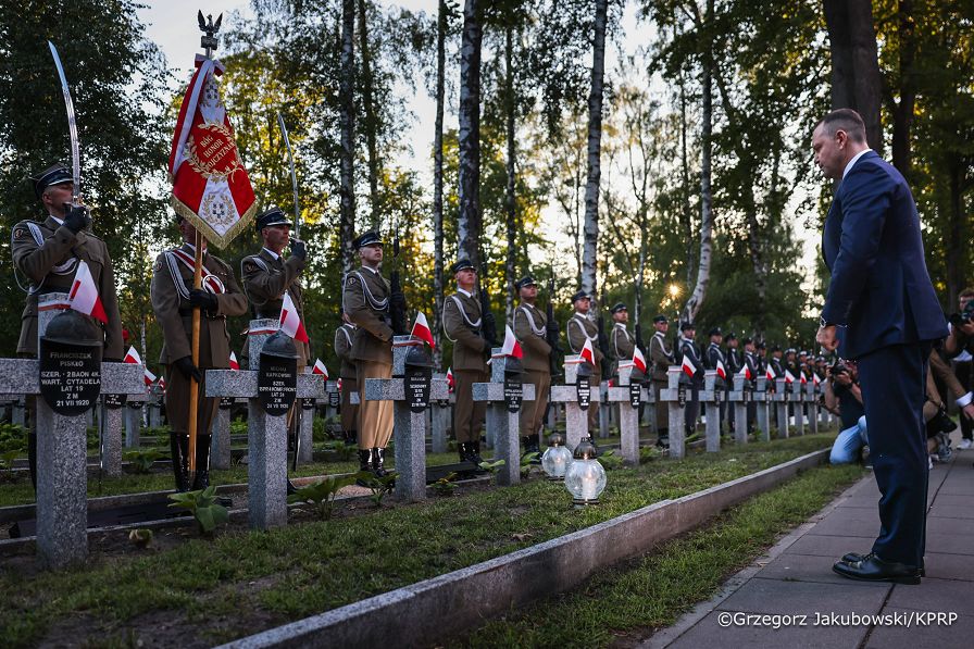 017_Prezydent Karol Nawrocki_Apel Pamięcipod Pomnikiem Poległym 1920 roku_14-08-2026_1S5A2124.jpg.JPG
