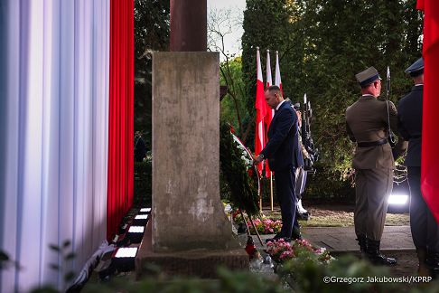 020_Prezydent Karol Nawrocki_Apel Pamięcipod Pomnikiem Poległym 1920 roku_14-08-2026_1S5A2158.jpg.JPG