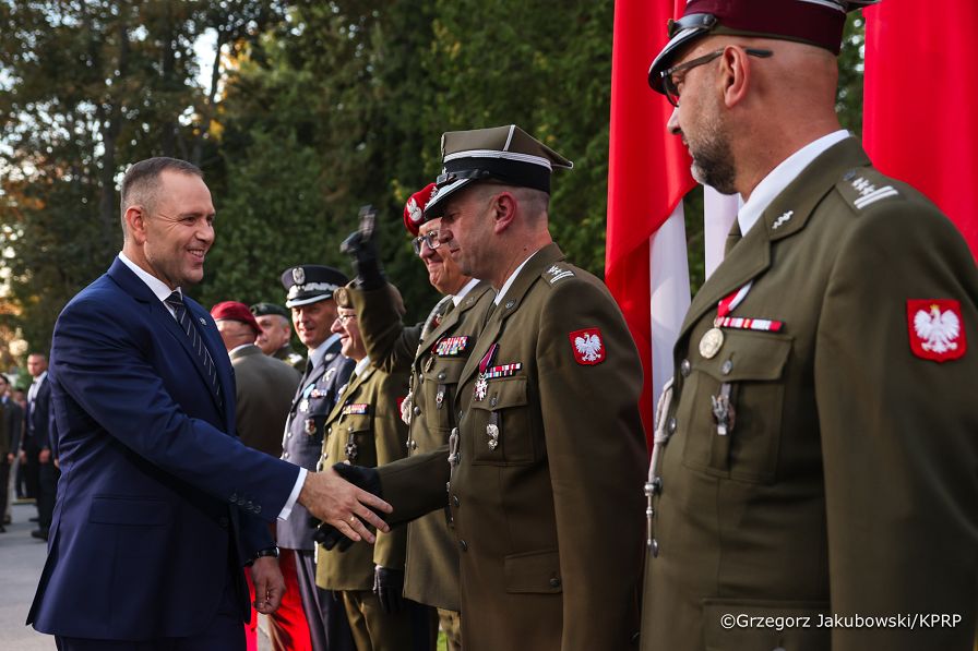 021_Prezydent Karol Nawrocki_Apel Pamięcipod Pomnikiem Poległym 1920 roku_14-08-2026_1S5A2196.jpg.JPG