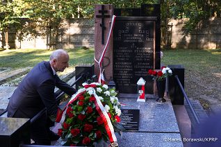 005_Minister Wojciech Kolarski_Złożenie wieńców na grobach przed Świętem Wojska Polskiego_14-08-2026_MB_18414.jpg.JPG