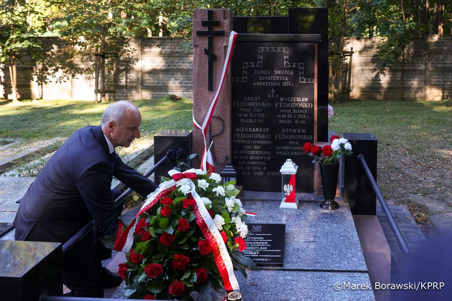 005_Minister Wojciech Kolarski_Złożenie wieńców na grobach przed Świętem Wojska Polskiego_14-08-2026_MB_18414.jpg.JPG