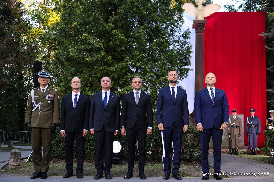 004_Prezydent Karol Nawrocki_Apel Pamięcipod Pomnikiem Poległym 1920 roku_14-08-2026_1S5A2149.jpg.JPG