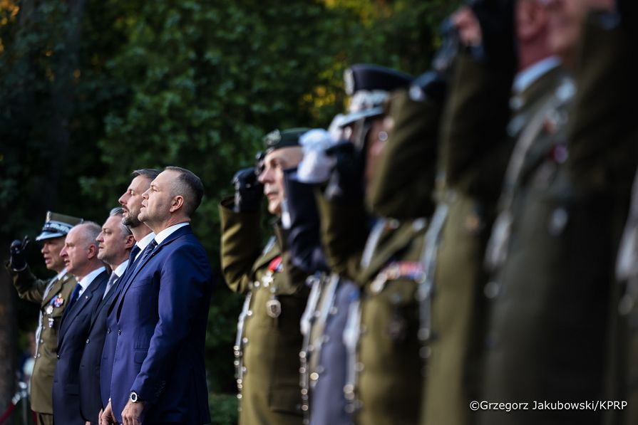 007_Prezydent Karol Nawrocki_Apel Pamięcipod Pomnikiem Poległym 1920 roku_14-08-2026_LB_29590.jpg.JPG
