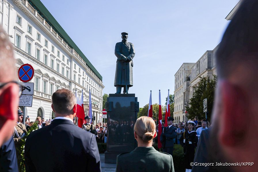 024_Para Prezydencka_Uroczysta Zmiana Warty Przy Grobie Nieznanego Żołnierza_15-08-2026_1S5A2907.jpg.JPG