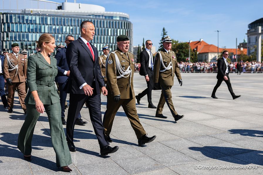 019_Para Prezydencka_Uroczysta Zmiana Warty Przy Grobie Nieznanego Żołnierza_15-08-2026_1S5A2653.jpg.JPG