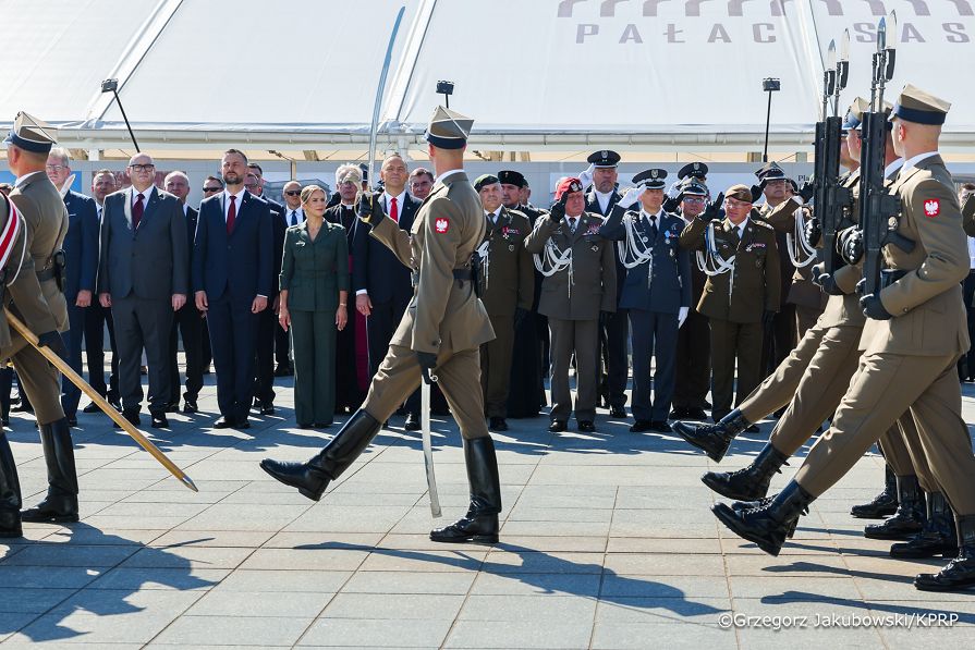 017_Para Prezydencka_Uroczysta Zmiana Warty Przy Grobie Nieznanego Żołnierza_15-08-2026_LB_20453.jpg.JPG