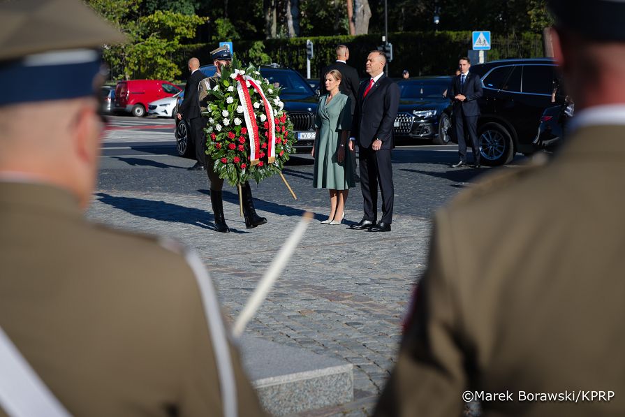 001_Para Prezydencka_Złożenie wieńca pod pomnikiem Marszałka Piłsudskiego_15-08-2026_MB_24686.jpg.JPG
