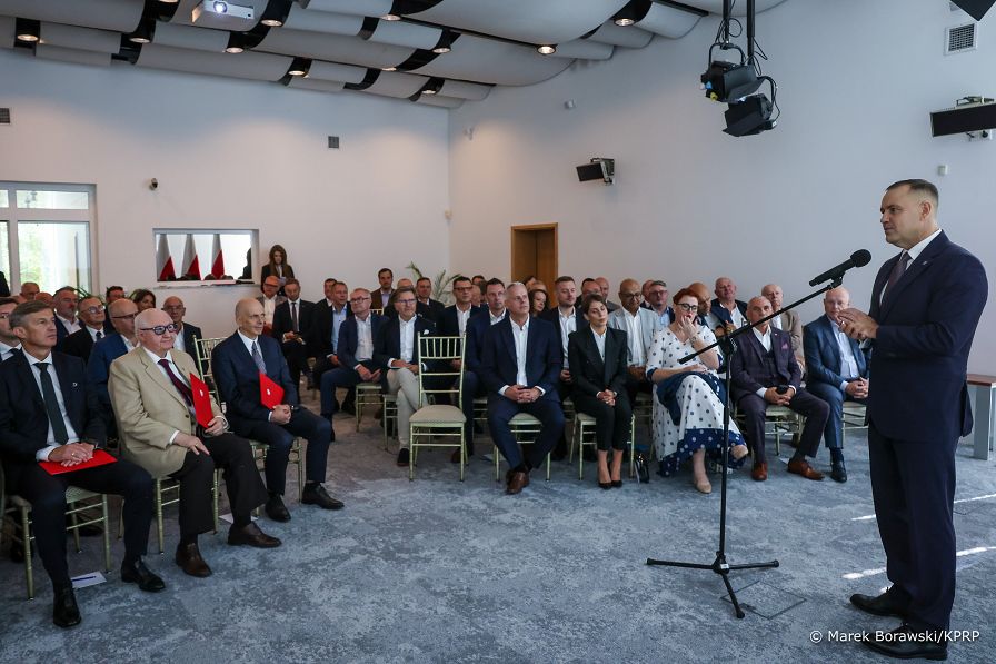 007_Prezydent_Karol_Nawrocki_posiedzenie_Rady_Biznesu_Jurata_20260825_MB_10102.jpg