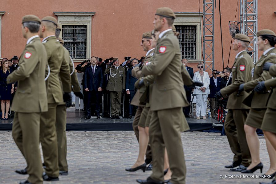 21_Karol_Nawrocki_wrecza_sztandar_18_Stolecznej_Brygadzie_Obrony_Terytorialnej_20260803_PK2_4539.jpg