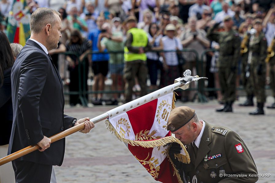 11_Karol_Nawrocki_wrecza_sztandar_18_Stolecznej_Brygadzie_Obrony_Terytorialnej_20260803_PK2_4173.jpg