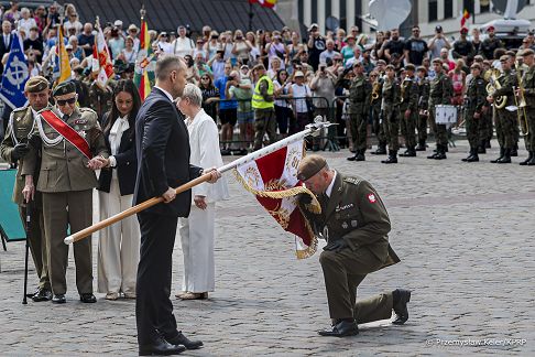 12_Karol_Nawrocki_wrecza_sztandar_18_Stolecznej_Brygadzie_Obrony_Terytorialnej_20260803_PK2_4169.jpg