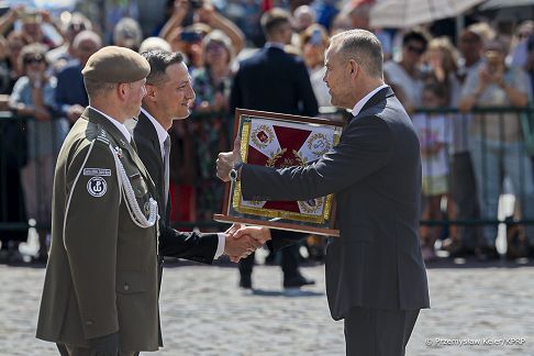 09_Karol_Nawrocki_wrecza_sztandar_18_Stolecznej_Brygadzie_Obrony_Terytorialnej_20260803_PK2_4062.jpg