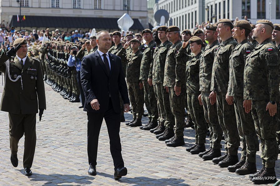 03_Karol_Nawrocki_wrecza_sztandar_18_Stolecznej_Brygadzie_Obrony_Terytorialnej_20260803_PK2_3915.jpg