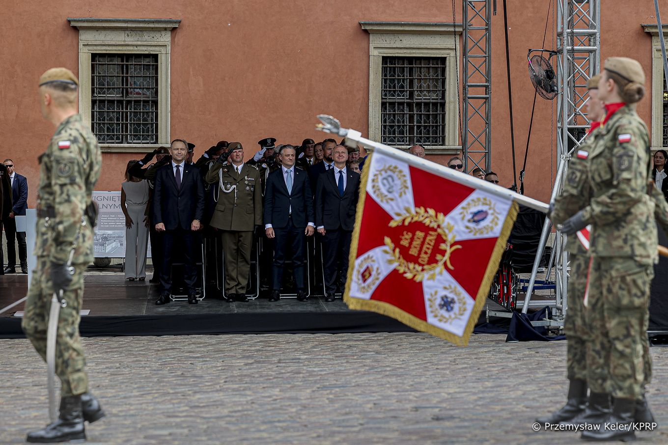 20_Karol_Nawrocki_wrecza_sztandar_18_Stolecznej_Brygadzie_Obrony_Terytorialnej_20260803_PK2_4483.jpg
