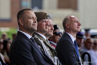 18_Karol_Nawrocki_wrecza_sztandar_18_Stolecznej_Brygadzie_Obrony_Terytorialnej_20260803_PK2_4435.jpg