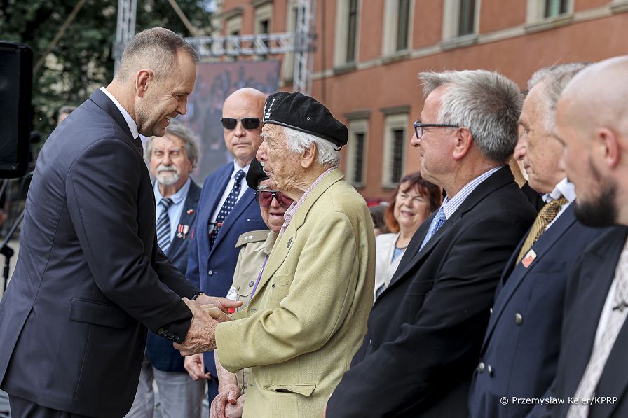 23_Karol_Nawrocki_wrecza_sztandar_18_Stolecznej_Brygadzie_Obrony_Terytorialnej_20260803_PK1_8028.jpg