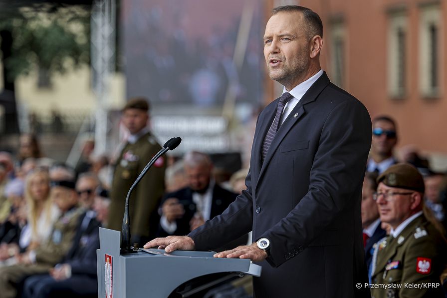 17_Karol_Nawrocki_wrecza_sztandar_18_Stolecznej_Brygadzie_Obrony_Terytorialnej_20260803_PK2_4267.jpg