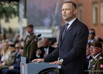 17_Karol_Nawrocki_wrecza_sztandar_18_Stolecznej_Brygadzie_Obrony_Terytorialnej_20260803_PK2_4267.jpg