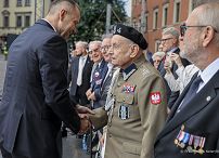 22_Karol_Nawrocki_wrecza_sztandar_18_Stolecznej_Brygadzie_Obrony_Terytorialnej_20260803_PK1_7955.jpg