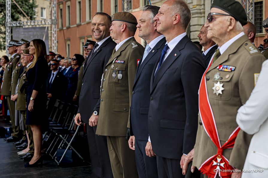 14_Karol_Nawrocki_wrecza_sztandar_18_Stolecznej_Brygadzie_Obrony_Terytorialnej_20260803_PK1_7885.jpg