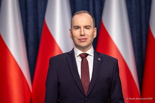 004_Minister_Adam_Andruszkiewicz_zdjecie_portretowe_20260430_MB2_8885.jpg