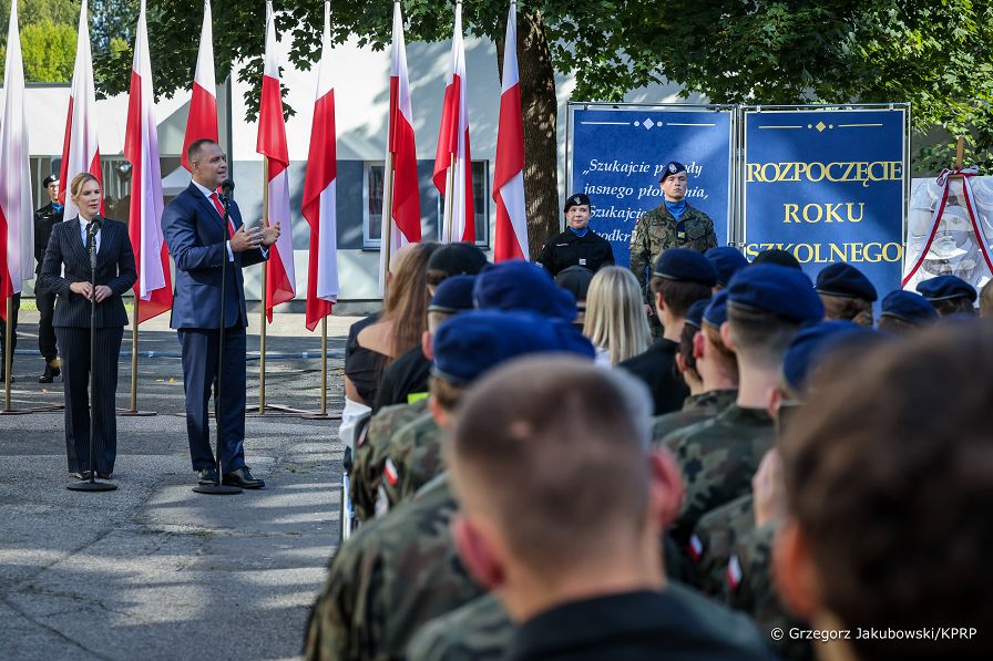 009_Para_Prezydencka_rozpoczecie_roku_szkolnego_Komornica_20260901_GJA_2014.jpg