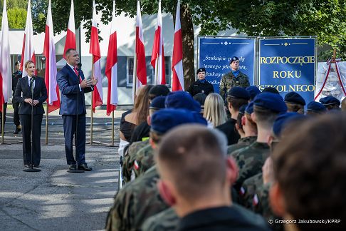 009_Para_Prezydencka_rozpoczecie_roku_szkolnego_Komornica_20260901_GJA_2014.jpg