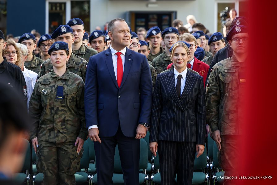 003_a_Para_Prezydencka_rozpoczecie_roku_szkolnego_Komornica_20260901_GJA_1878.jpg