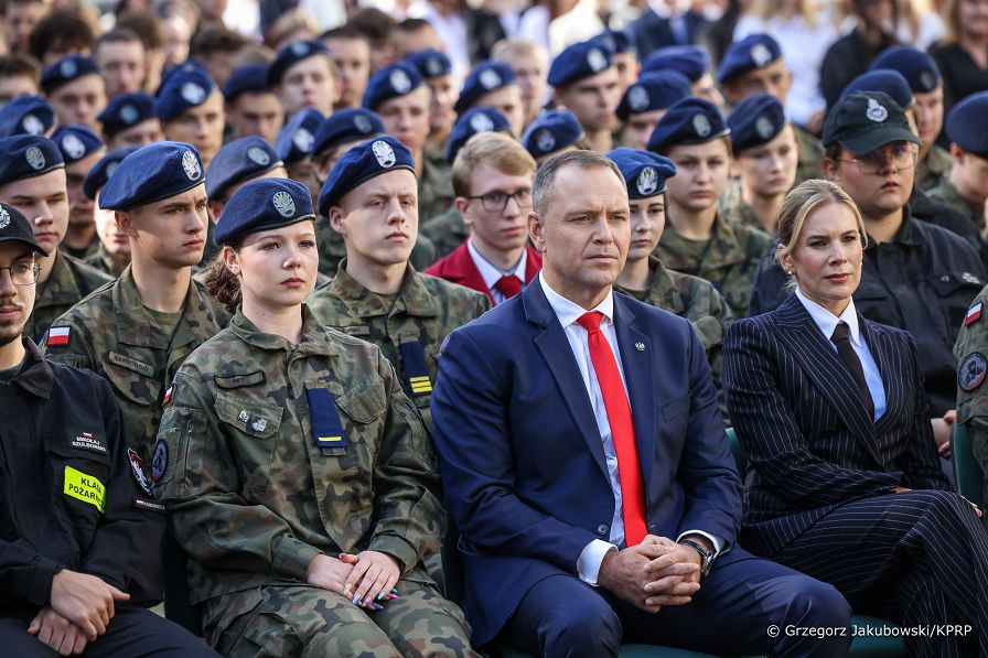 003_b_Para_Prezydencka_rozpoczecie_roku_szkolnego_Komornica_20260901_GJA_1891.jpg