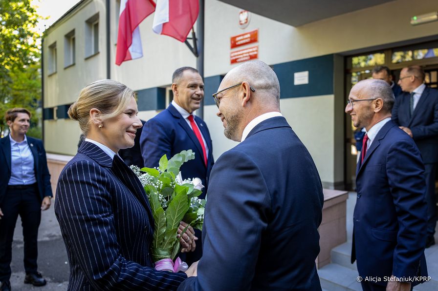 001_Para_Prezydencka_rozpoczecie_roku_szkolnego_Komornica_20260901_AS216047.jpg