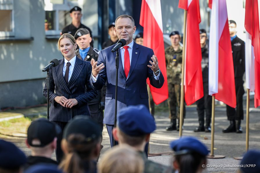 009_a_Para_Prezydencka_rozpoczecie_roku_szkolnego_Komornica_20260901_GJA_1974.jpg