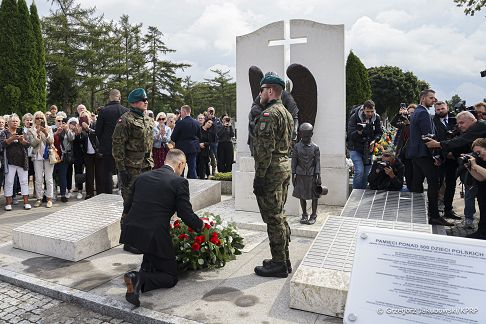 30_Karol_Nawrocki_uroczystosc_pogrzebowa_dzieci_ofiar_niemieckiego_obozu_Lodz_20260910_GJB_3314.jpg
