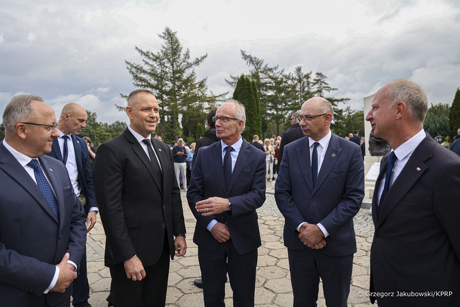 32_Karol_Nawrocki_uroczystosc_pogrzebowa_dzieci_ofiar_niemieckiego_obozu_Lodz_20260910_GJB_3336.jpg