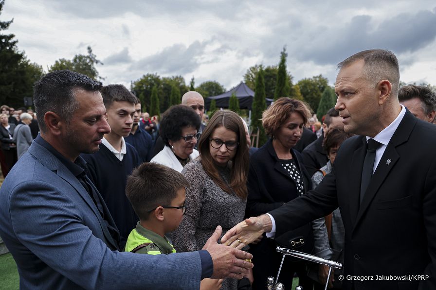 42_Karol_Nawrocki_uroczystosc_pogrzebowa_dzieci_ofiar_niemieckiego_obozu_Lodz_20260910_GJB_3446.jpg