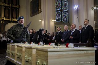 08_Karol_Nawrocki_uroczystosc_pogrzebowa_dzieci_ofiar_niemieckiego_obozu_Lodz_20260910_GJB_2978.jpg