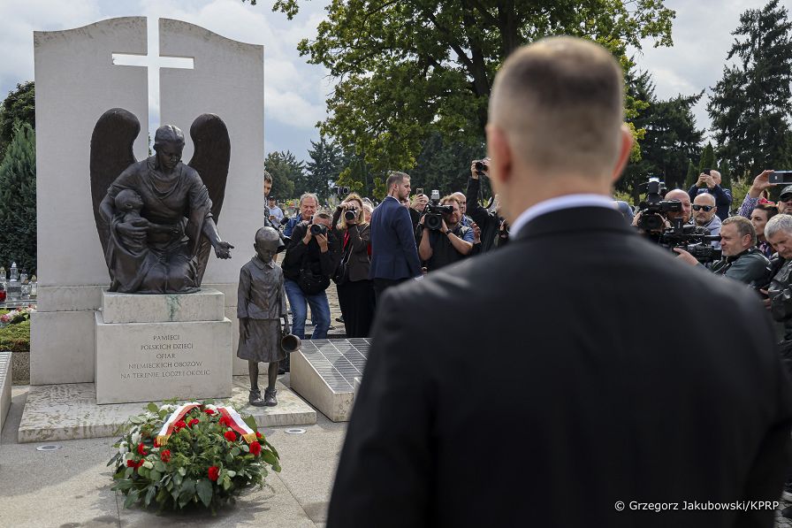 29_Karol_Nawrocki_uroczystosc_pogrzebowa_dzieci_ofiar_niemieckiego_obozu_Lodz_20260910_GJB_3332.jpg