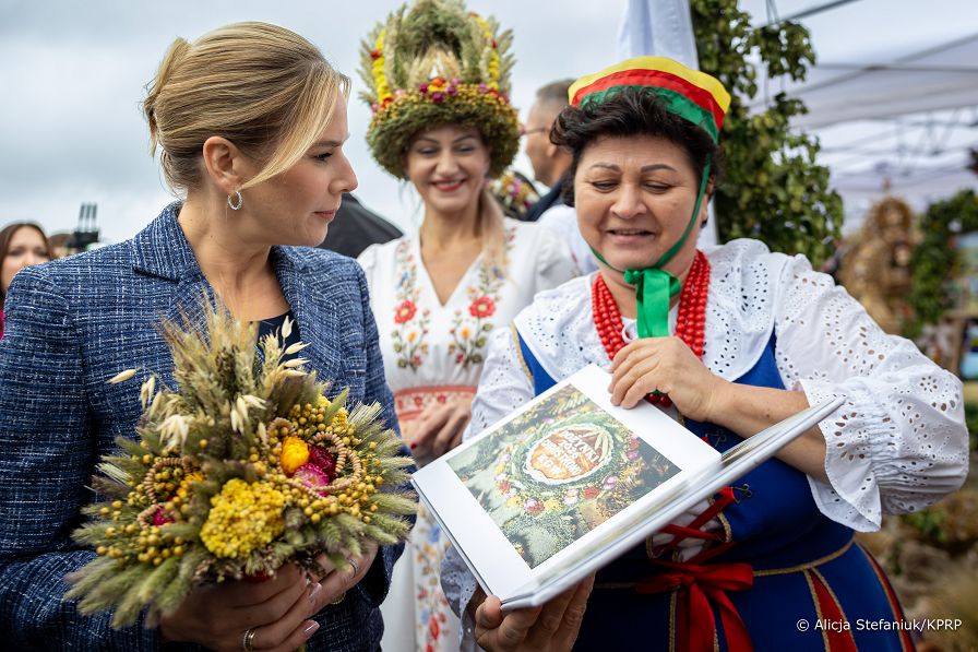 010_new_Prezydentowa_Marta_Nawrocka_Konkurs_najladniejszy_wieniec_dozynkowy _20260912_AS212147.jpg