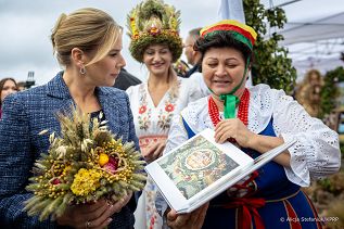 010_new_Prezydentowa_Marta_Nawrocka_Konkurs_najladniejszy_wieniec_dozynkowy _20260912_AS212147.jpg