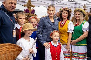 030_Prezydentowa_Marta_Nawrocka_Konkurs_najladniejszy_wieniec_dozynkowy _20260912_AS214188.jpg